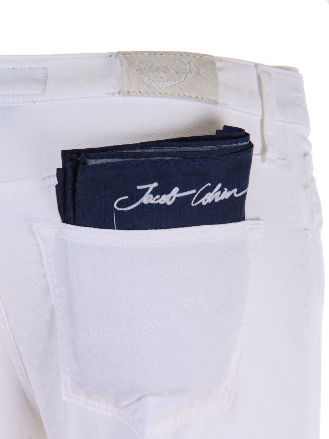 shop JACOB COHEN Saldi Pantalone: Jacob Cohen pantalone bianco elasticizzato con pois tono su tono.
Chiusura con zip e bottone.
Composizione: 96% cotone 4% elastan.
Made in Italy.. KIMBERLY CROP 00984S-100 number 4458595